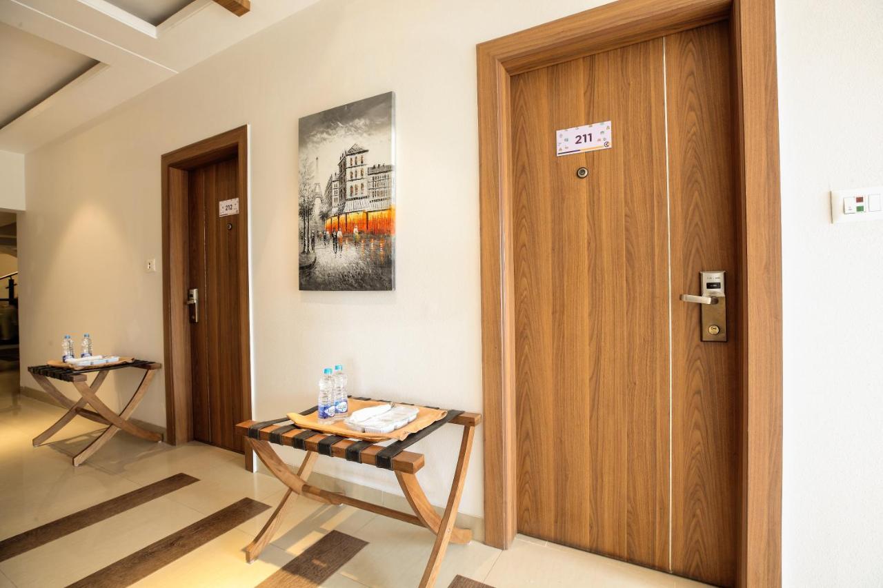 Click Hotel Nashik Buitenkant foto