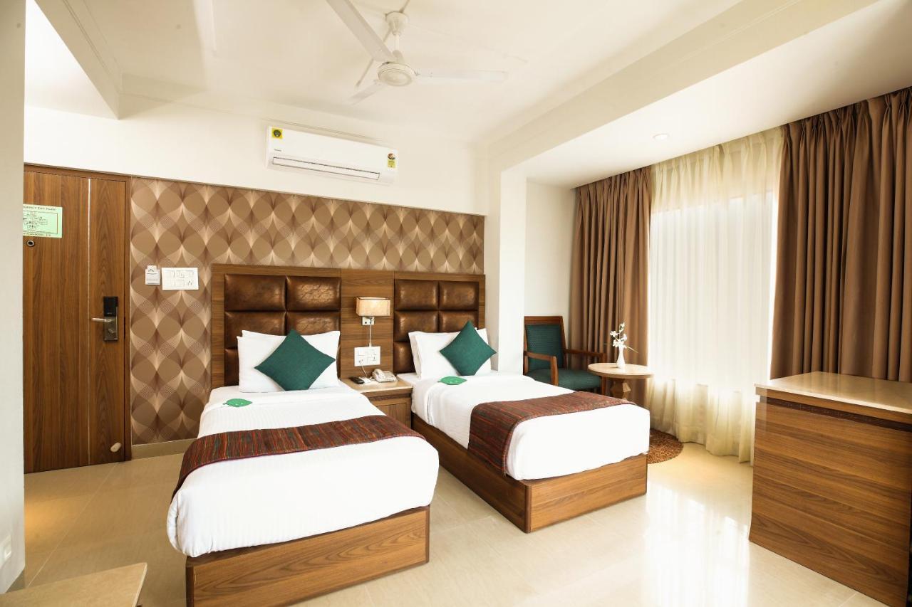 Click Hotel Nashik Buitenkant foto