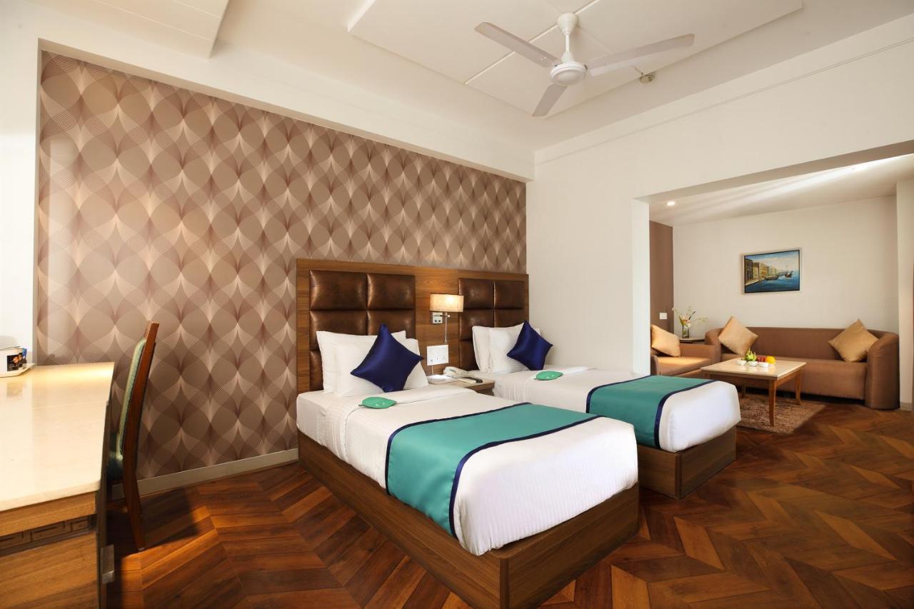 Click Hotel Nashik Buitenkant foto