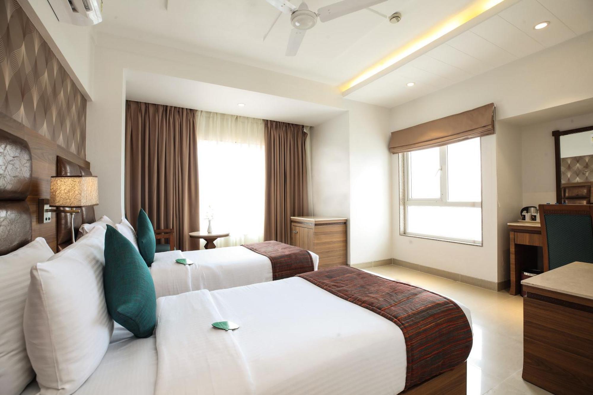 Click Hotel Nashik Buitenkant foto