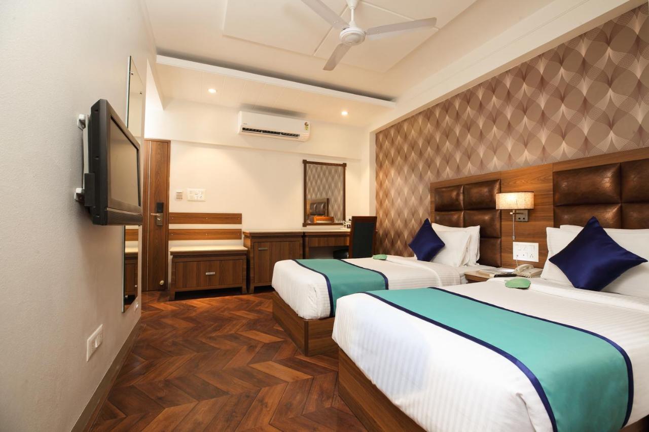 Click Hotel Nashik Buitenkant foto