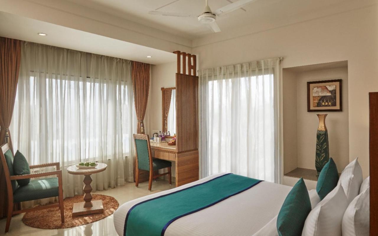 Click Hotel Nashik Buitenkant foto