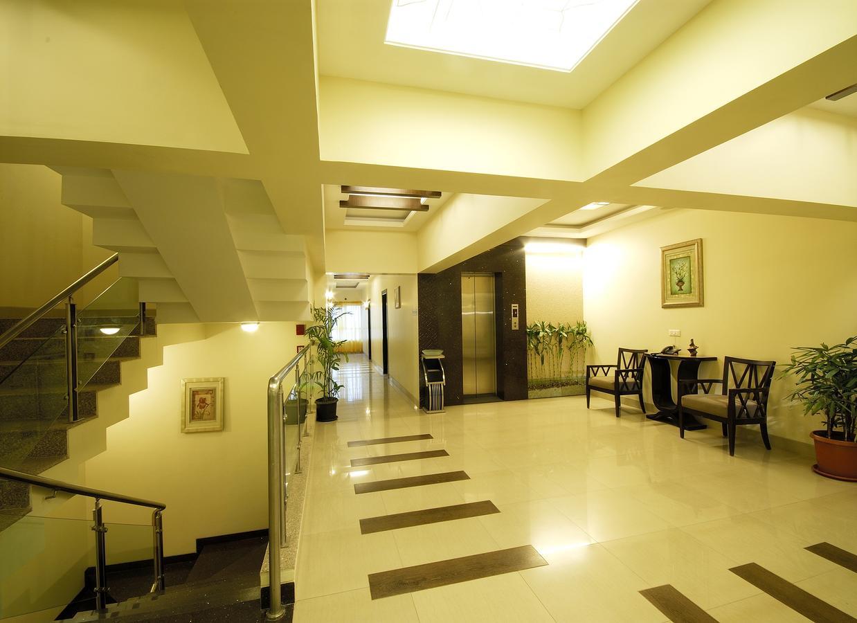 Click Hotel Nashik Buitenkant foto