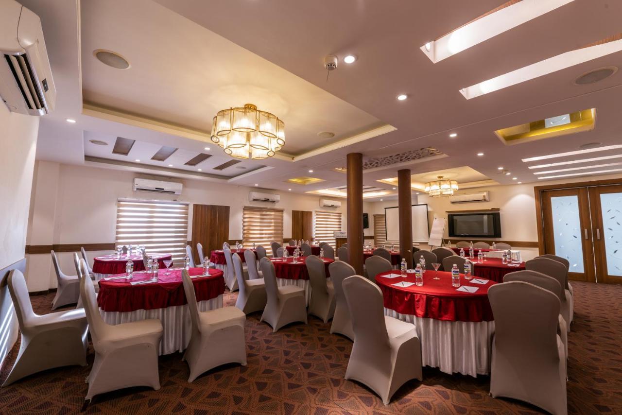Click Hotel Nashik Buitenkant foto