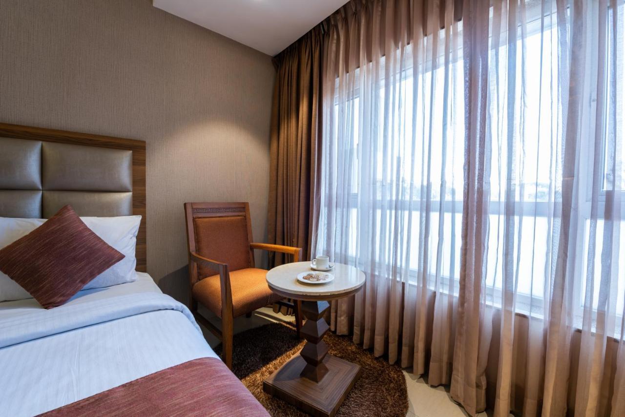 Click Hotel Nashik Buitenkant foto