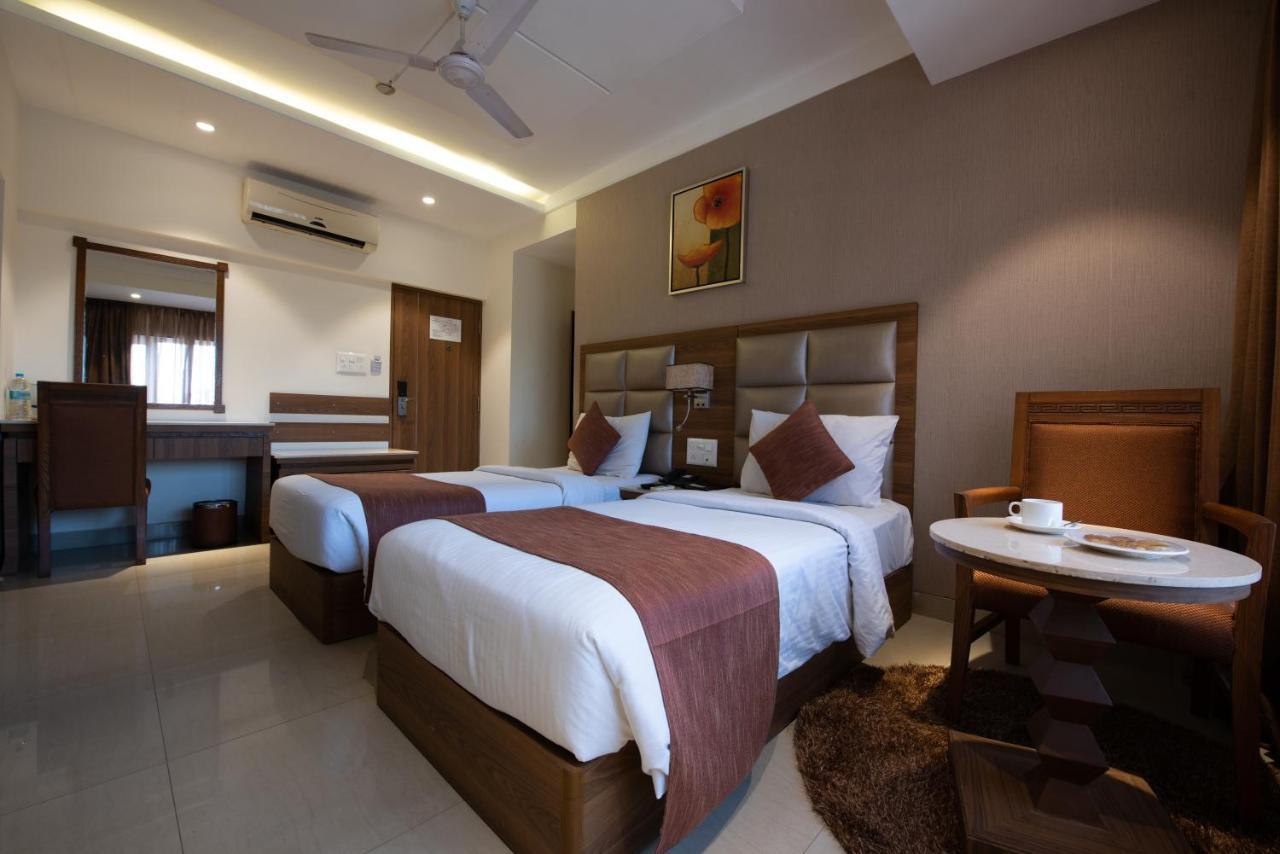 Click Hotel Nashik Buitenkant foto
