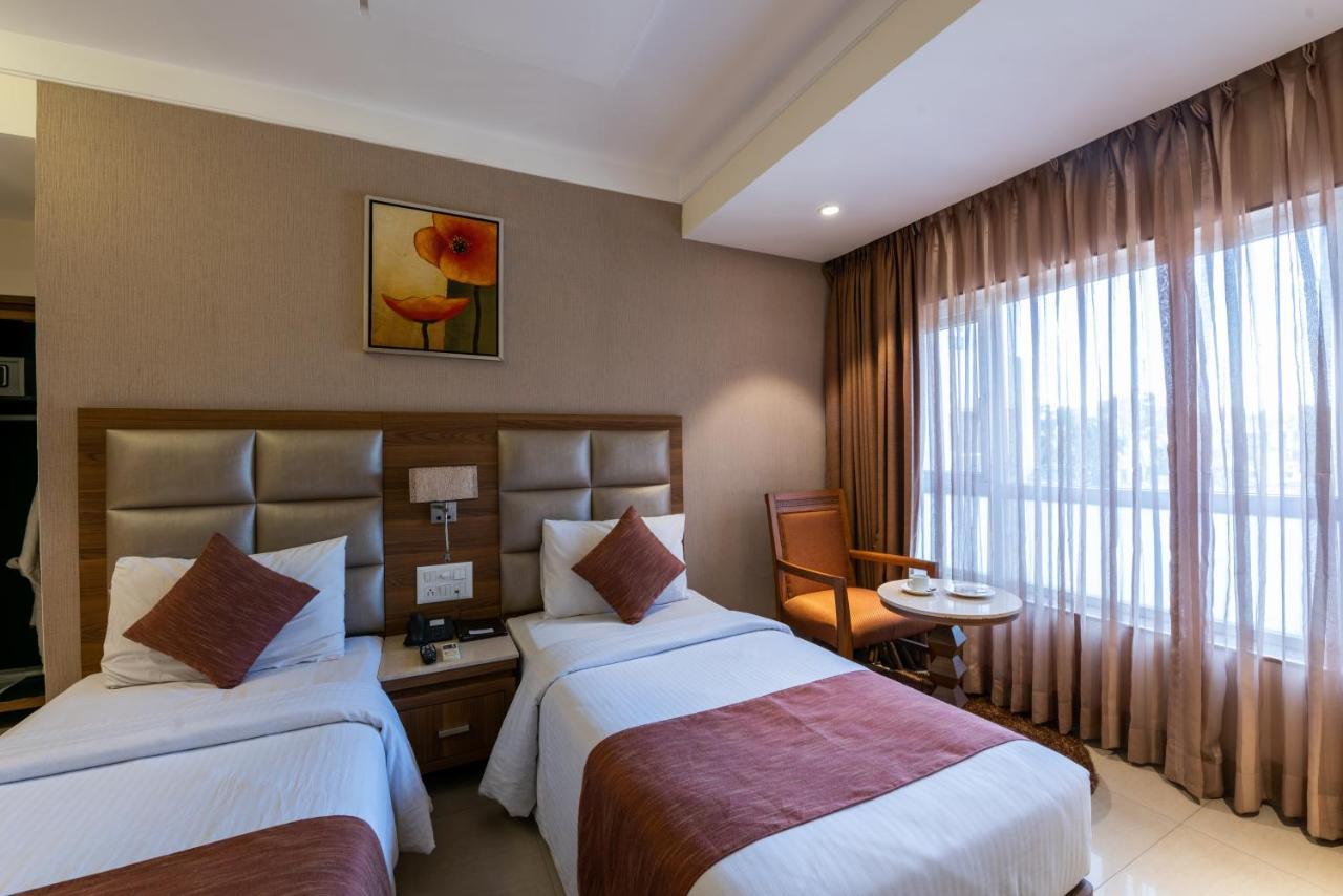 Click Hotel Nashik Buitenkant foto