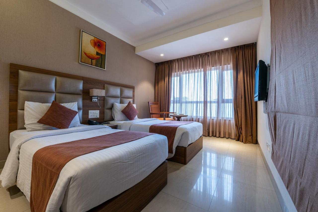 Click Hotel Nashik Buitenkant foto
