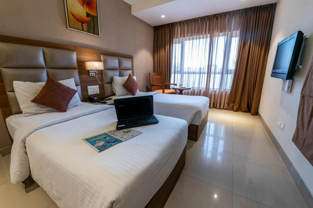 Click Hotel Nashik Buitenkant foto