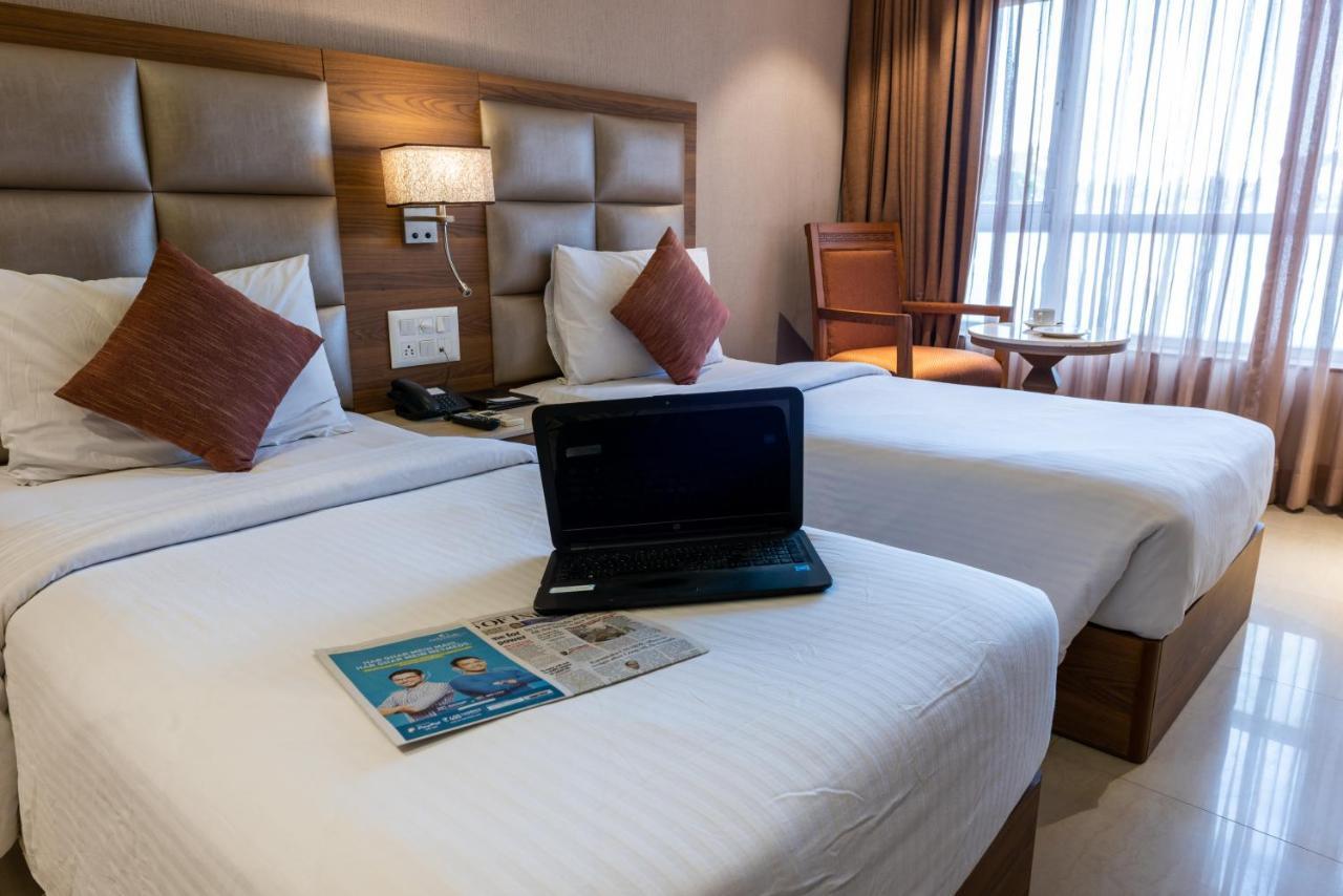 Click Hotel Nashik Buitenkant foto