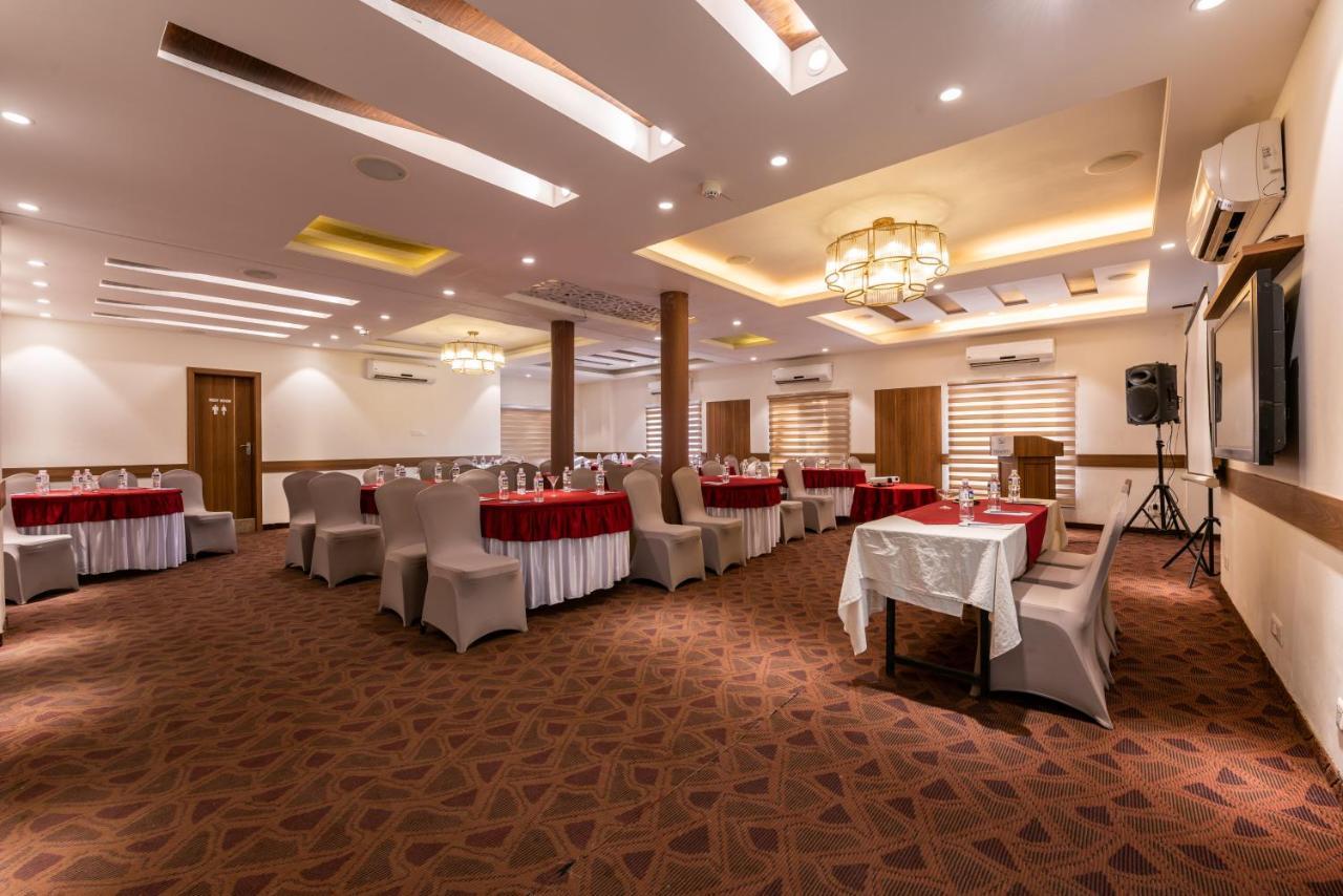 Click Hotel Nashik Buitenkant foto